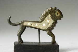 Fibula lva, 2.–3. století našeho letopočtu (bronz se smaltovanými vložkami)